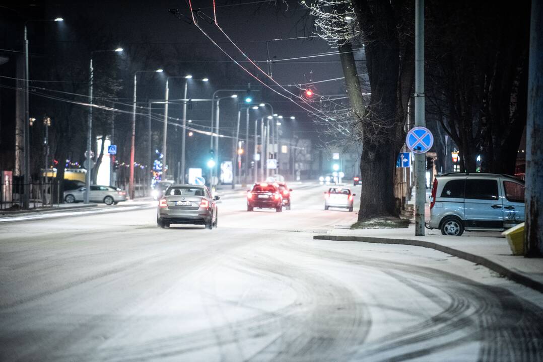 Rinkitės saugų greitį: naktį eismo sąlygas sunkins šlapdriba ir plikledis