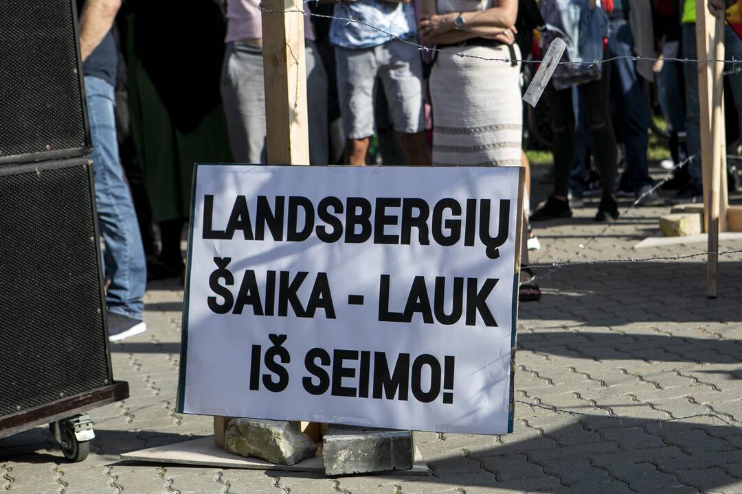 Protestas prie Seimo prieš COVID-19 ribojimus