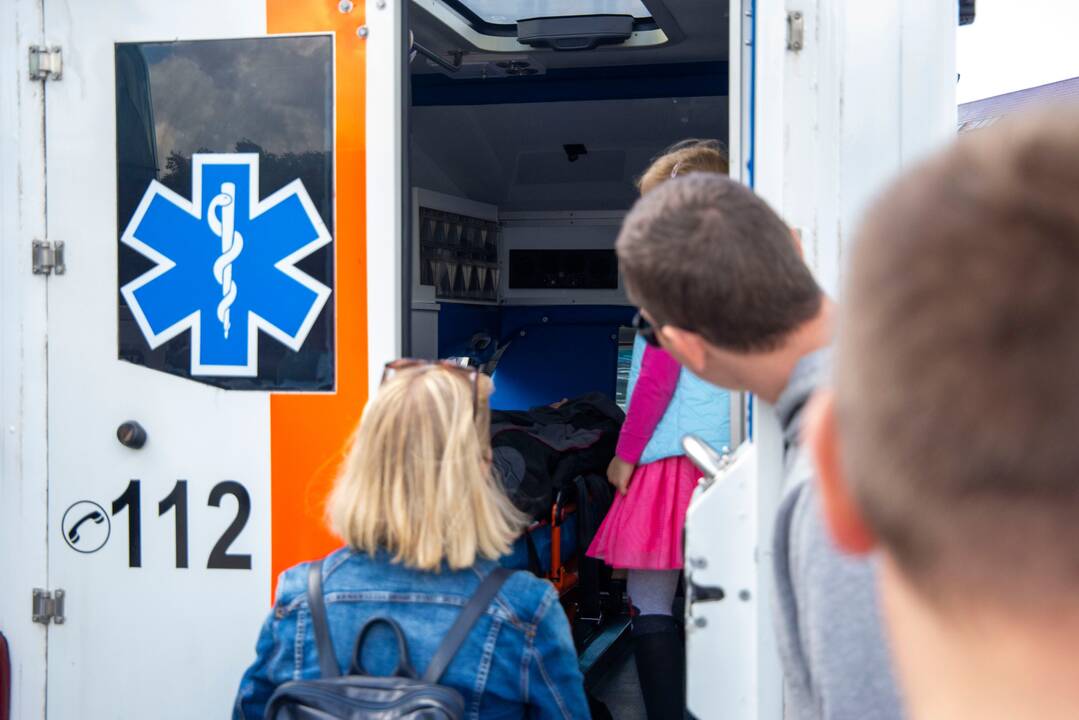 Tarandėje automobilis sužalojo paauglį: kirto gatvę iš už stovinčio autobuso