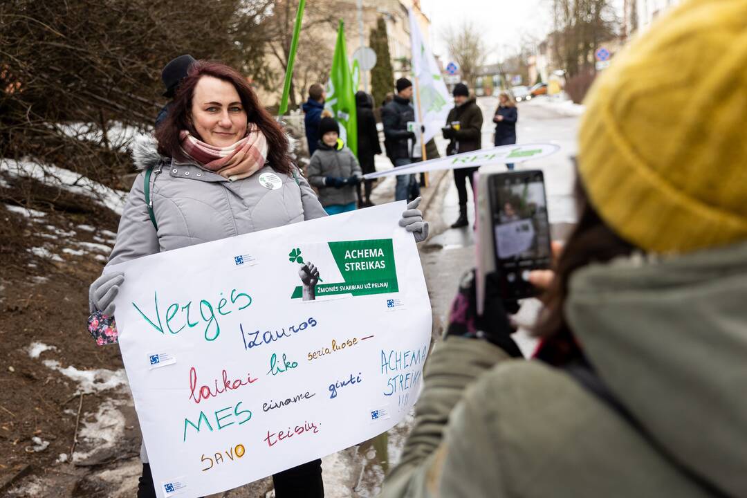 Piketas prie koncerno „Achemos grupė“ būstinės Vilniuje