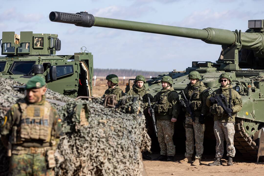 Premjerė aplankė NATO karius