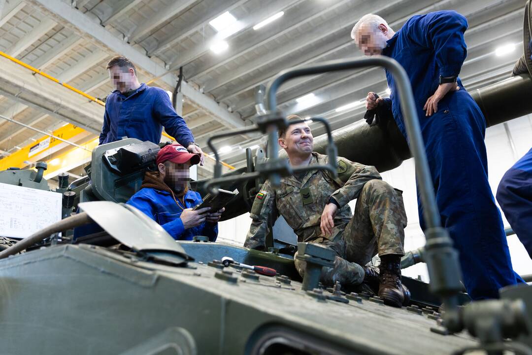 Lietuvos kariai moko ukrainiečius taisyti vokiškas haubicas