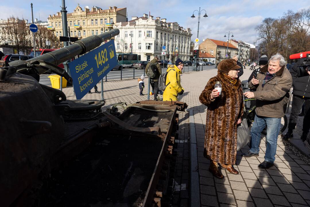 Prie rusų tanko – lankytojai su žvakėmis ir gėlėmis