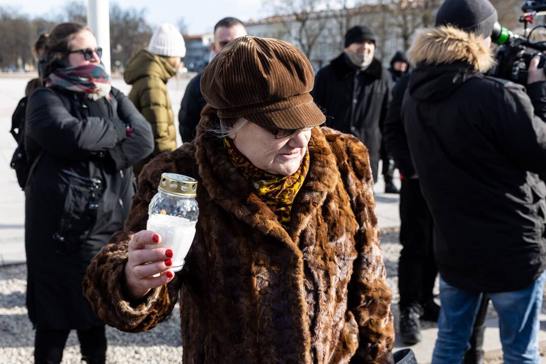 Prie rusų tanko – lankytojai su žvakėmis ir gėlėmis