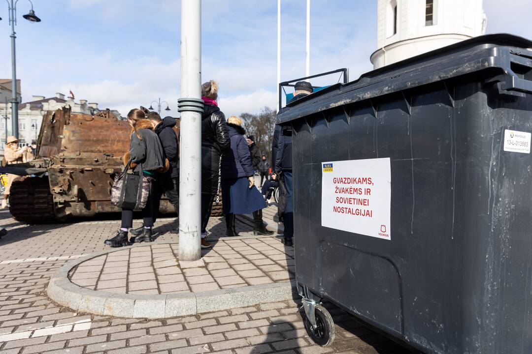 Prie rusų tanko – lankytojai su žvakėmis ir gėlėmis