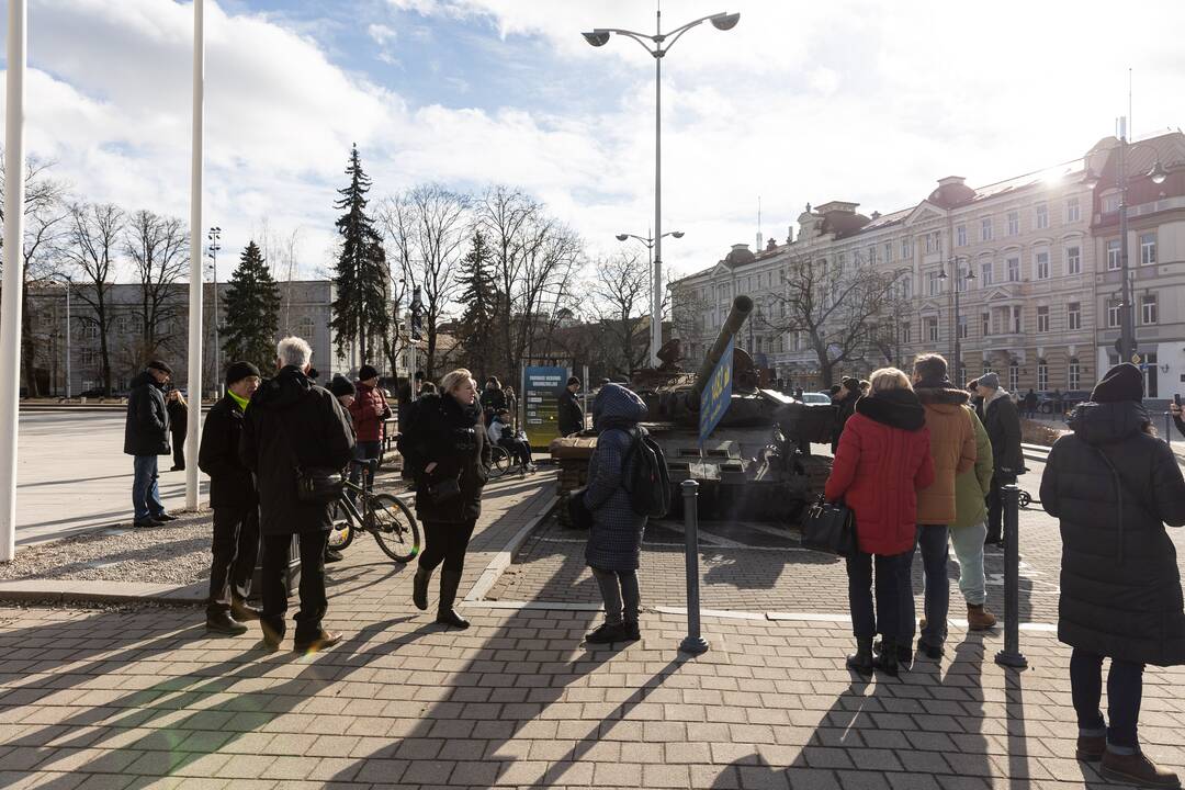 Prie rusų tanko – lankytojai su žvakėmis ir gėlėmis