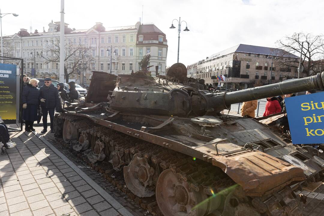 Prie rusų tanko – lankytojai su žvakėmis ir gėlėmis