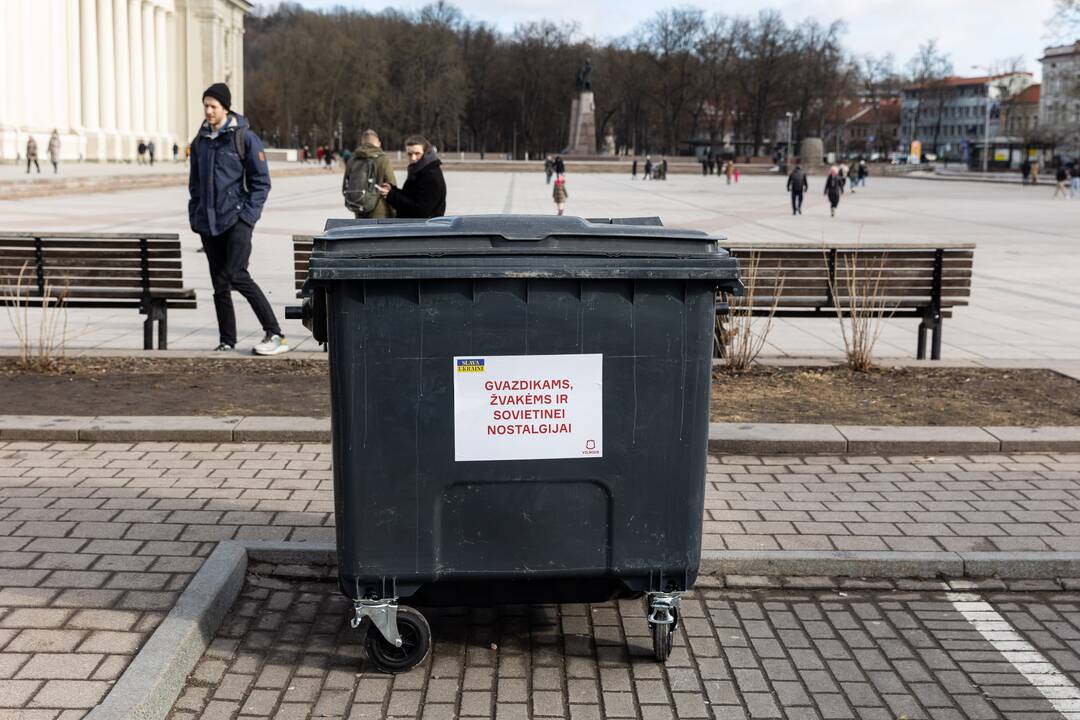 Prie rusų tanko – lankytojai su žvakėmis ir gėlėmis