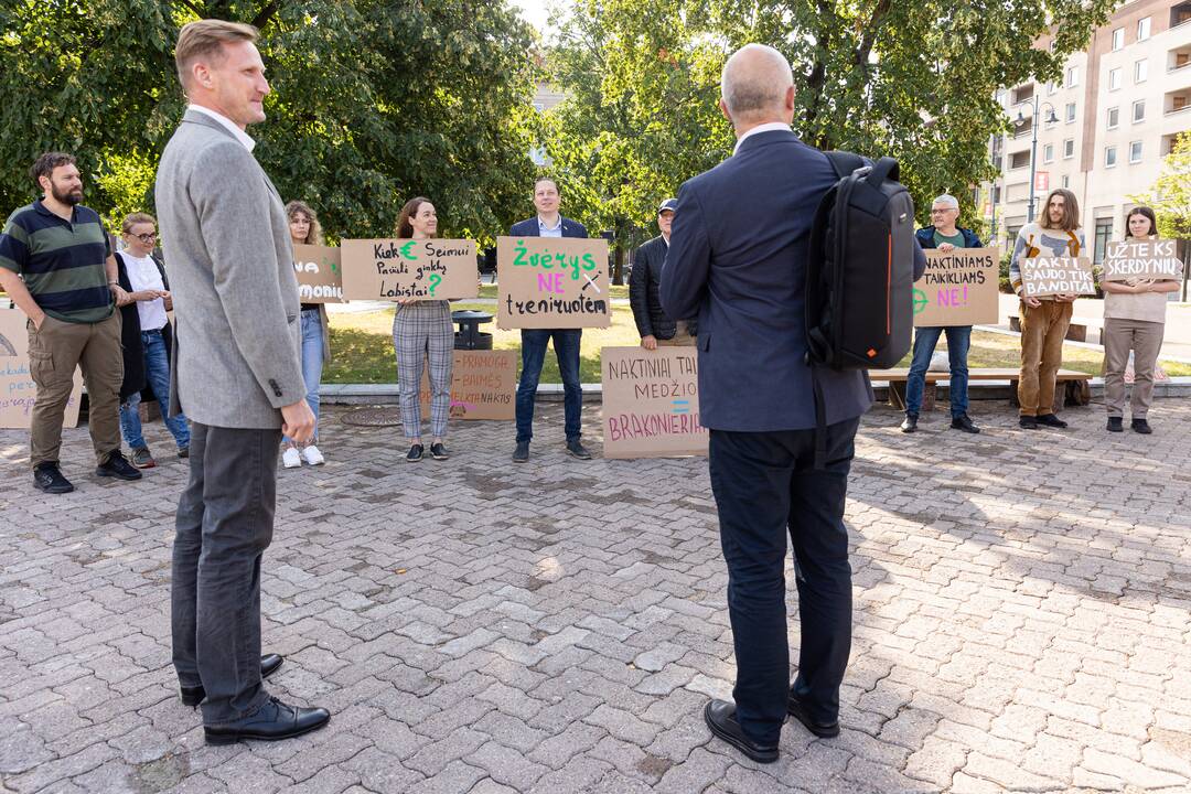 Protestas prieš naktinių taikiklių įteisinimą medžioklėje