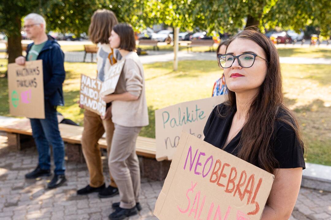 Protestas prieš naktinių taikiklių įteisinimą medžioklėje