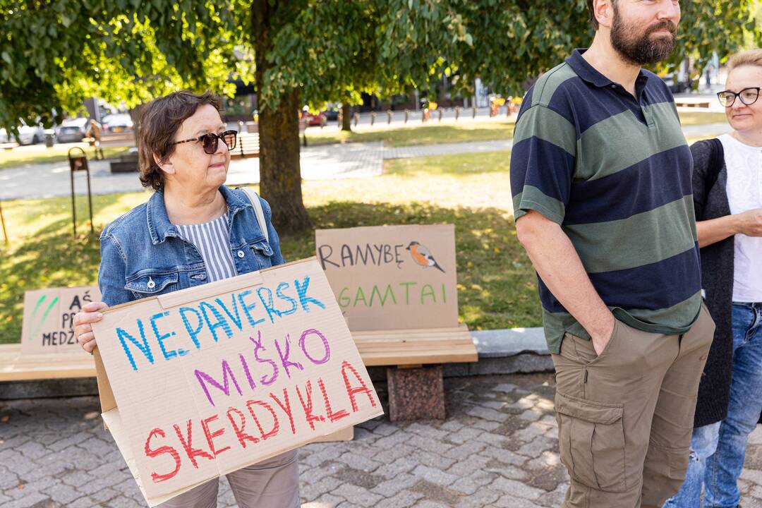 Protestas prieš naktinių taikiklių įteisinimą medžioklėje