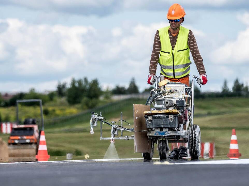 Vilniaus oro uosto takas – jau išasfaltuotas