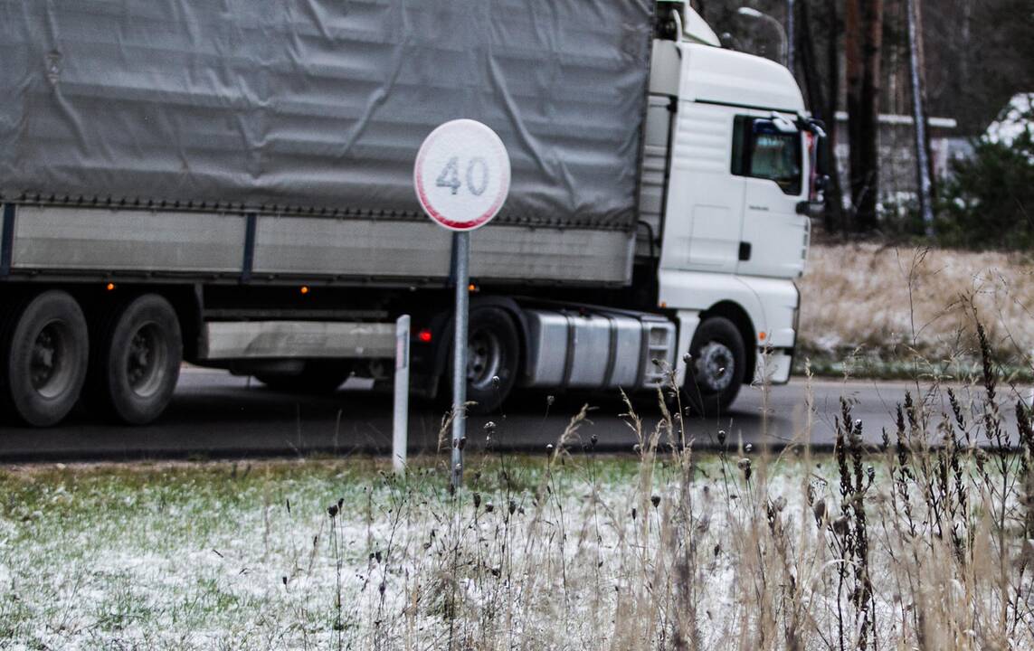 Dalyje Lietuvoje kai kurie rajoniniai keliai vietomis išlieka provėžoti