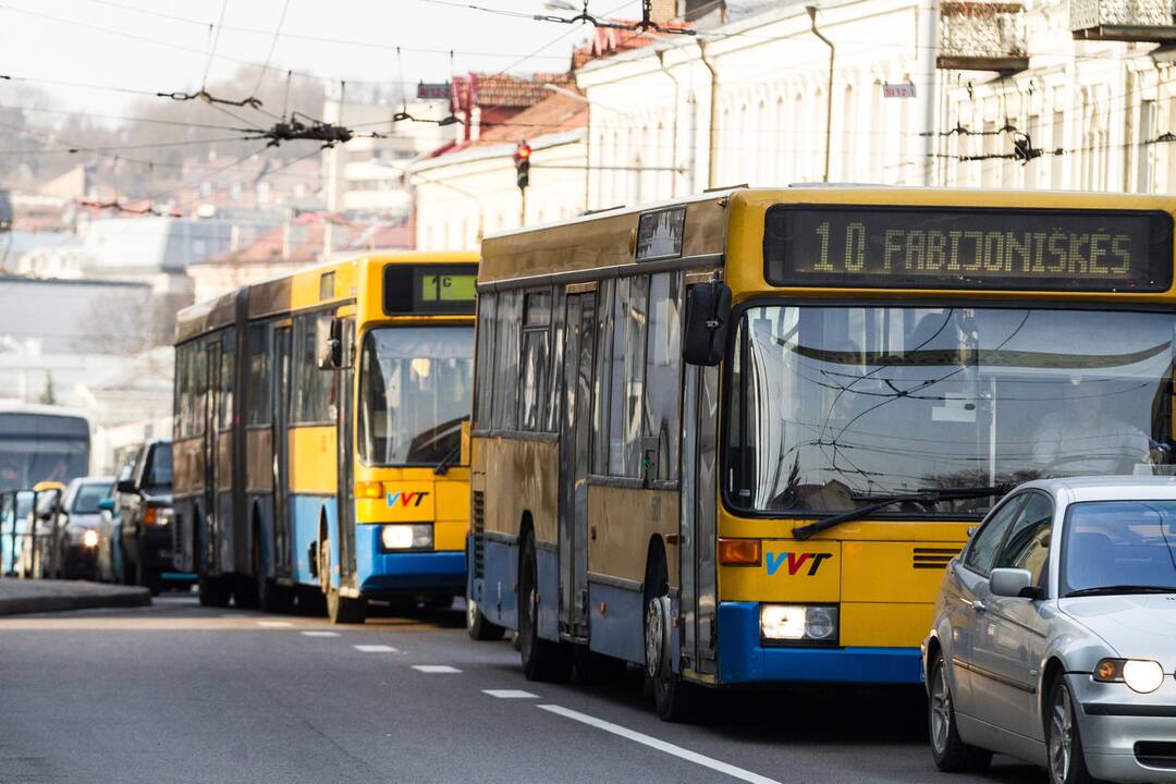 Vilniuje didinami viešojo transporto vairuotojų atlyginimai