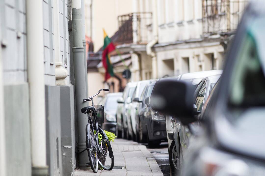 Vilkpėdė: vakarais prie šio Žemaitės gatvės namo nebelieka net šaligatvio – gyventojams jau nebeužtenka automobilių okupuotos medžių paunksnės.