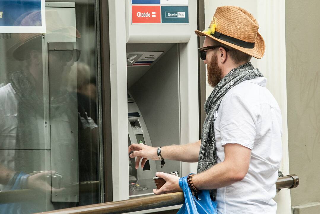 Iš 100 žadėtų naujų bankomatų veikia apie 70, likę – po kelių savaičių