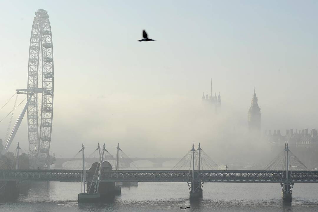 Britanijoje susisiekimą sutrikdė rūkas ir geležinkelininkų streikas