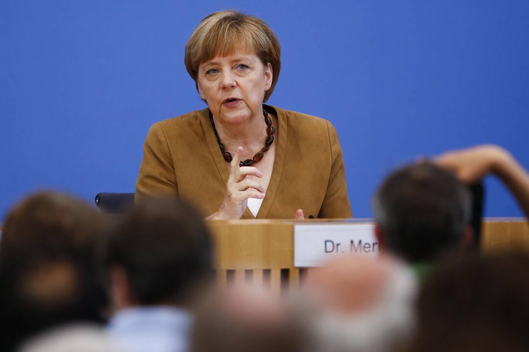A. Merkel:  Ukrainoje būtinos paliaubos, Rusija turi prisidėti prie sprendimo paieškų