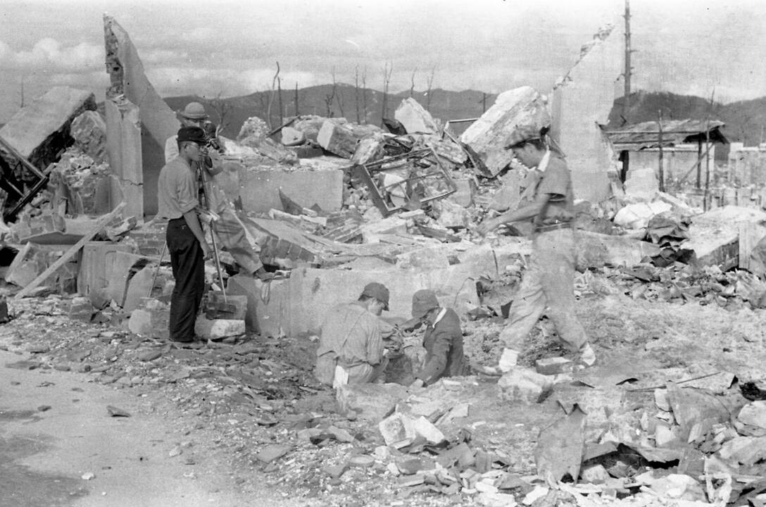 1945 m. JAV karo lėktuvai numetė pirmąją atominę bombą ant Hirosimos Japonijoje. Žuvo mažiausiai 117 000 žmonių