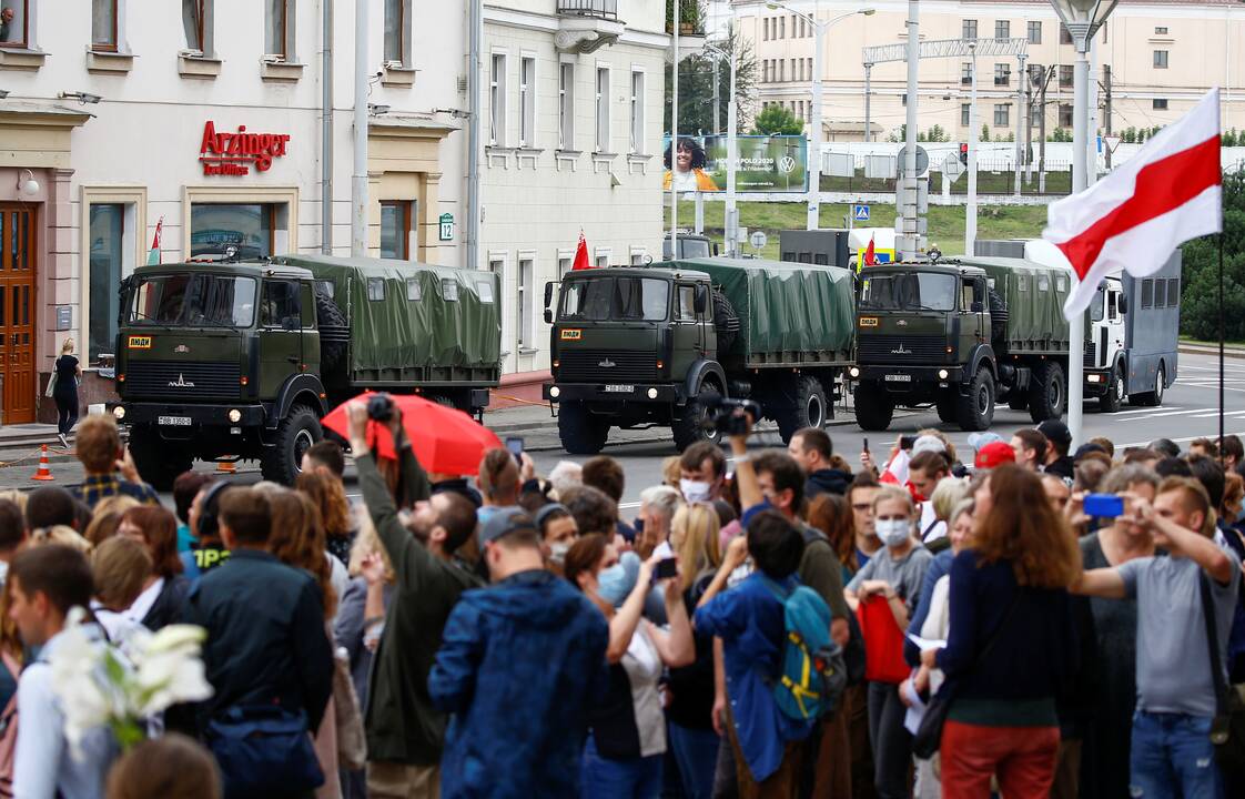 Minske prie Švietimo ministerijos protesto akciją surengė mokytojai ir studentai.