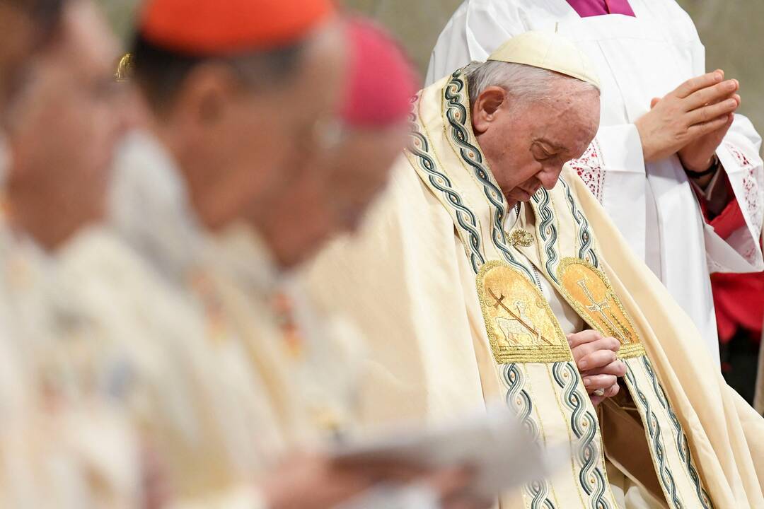 Popiežius paminėjo Naujuosius Metus, meldėsi už mirusį Benediktą XVI