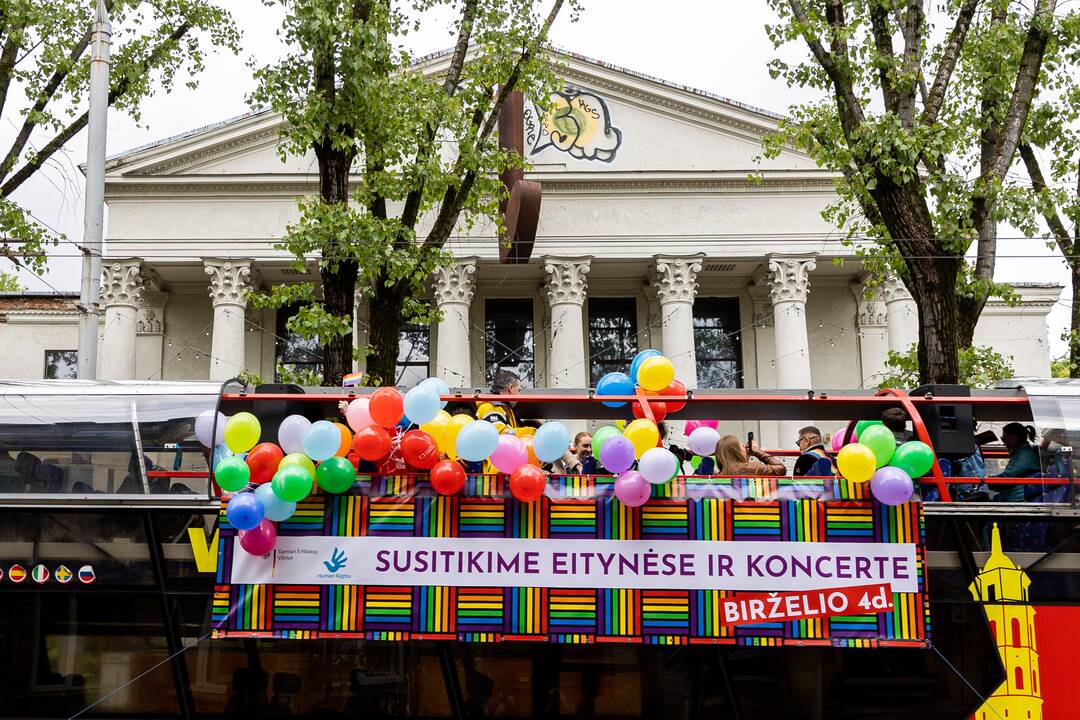 Pajudėjo „Baltic Pride“ Vaivorykštės autobusas