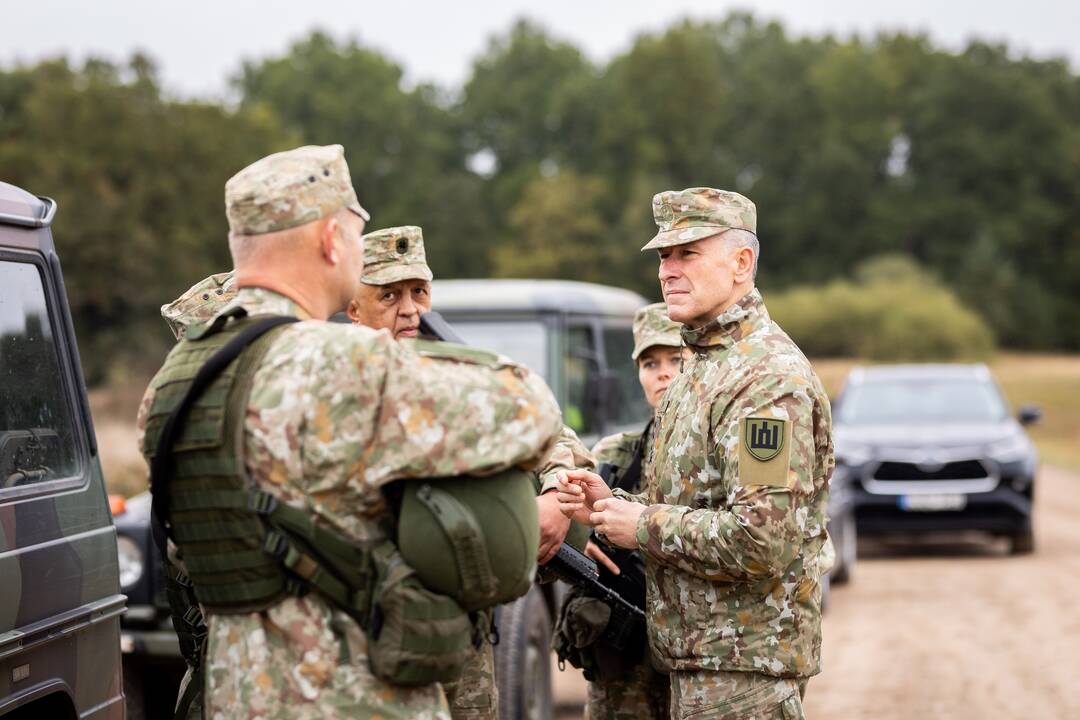 V. Rupšys lankė karius, saugančius valstybės sieną