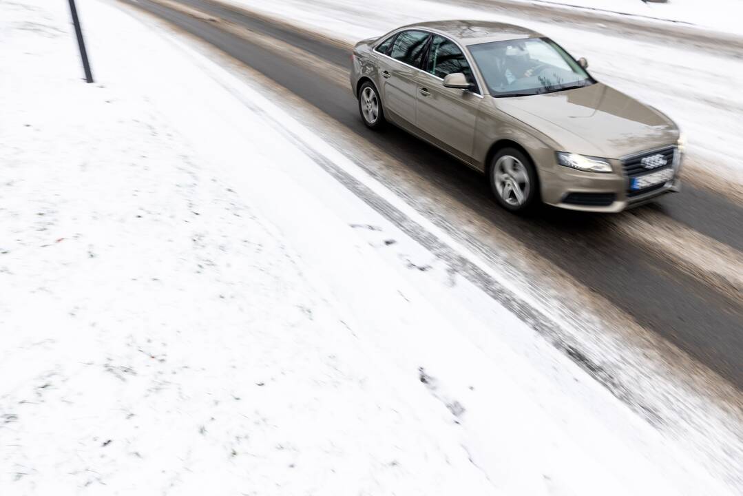 Įspėja vairuotojus: naktį eismo sąlygas sunkins rūkas ir gūsingas vėjas