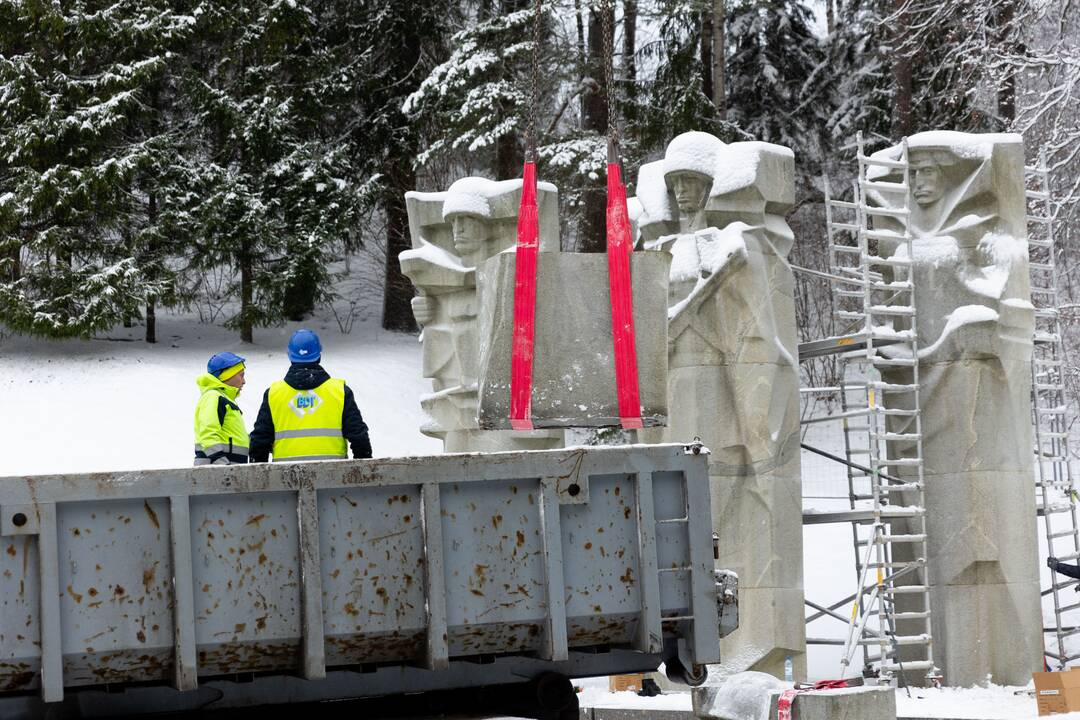 Antakalnio kapinėse nukeltos sovietinės skulptūros