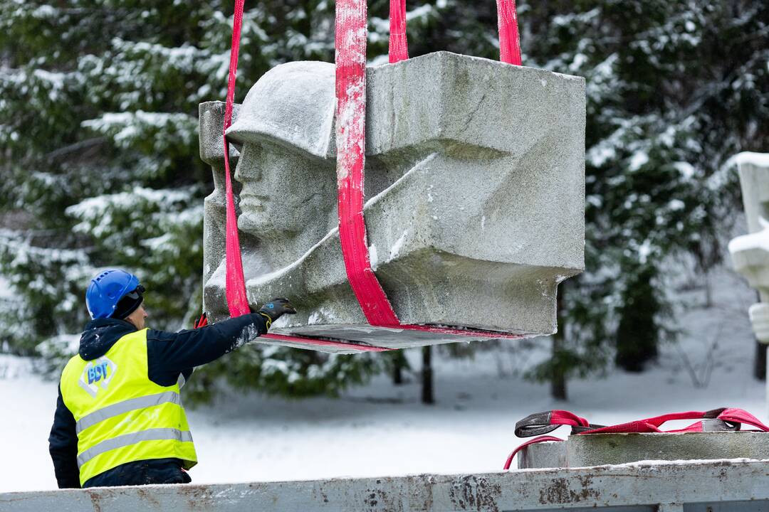 Antakalnio kapinėse nukeltos sovietinės skulptūros