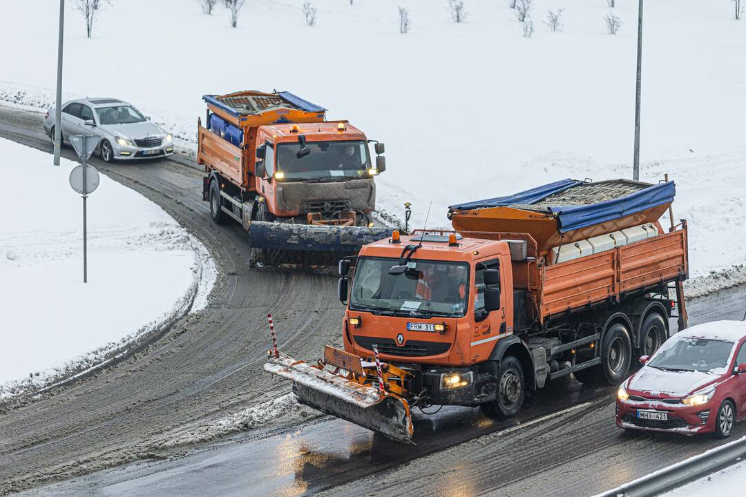 Lietuvoje eismą apsunkino plikledis