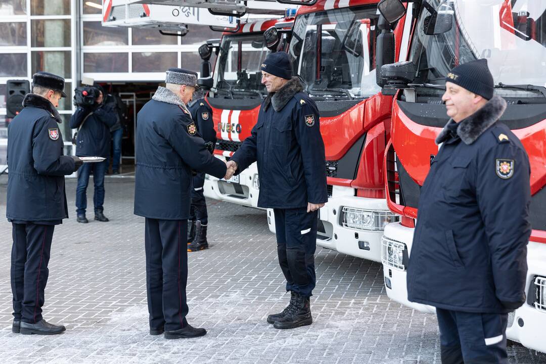 Ugniagesiams perduotos naujos automobilinės kopėčios