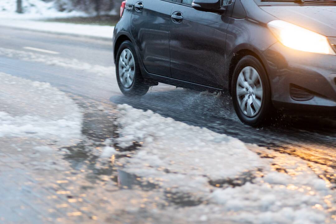 Įspėja vairuotojus: naktį eismo sąlygas sunkins plikledis ir lijundra