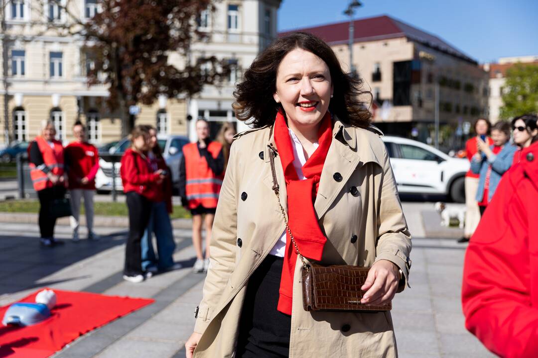 Ministrė išlydėjo Raudonojo Kryžiaus savanorių ekipažą