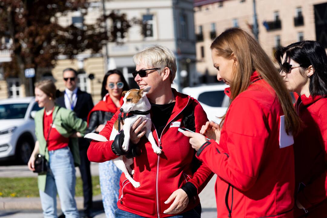 Ministrė išlydėjo Raudonojo Kryžiaus savanorių ekipažą