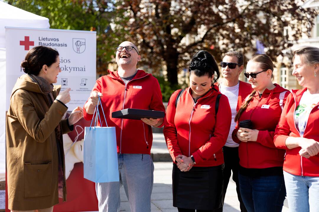 Ministrė išlydėjo Raudonojo Kryžiaus savanorių ekipažą