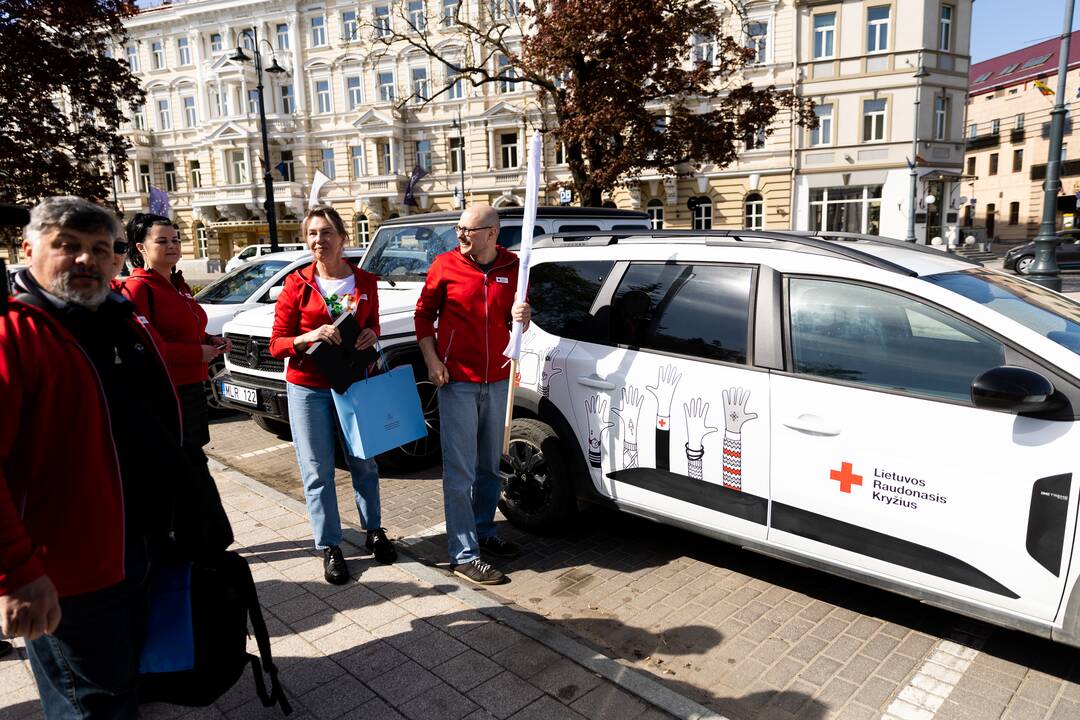 Ministrė išlydėjo Raudonojo Kryžiaus savanorių ekipažą