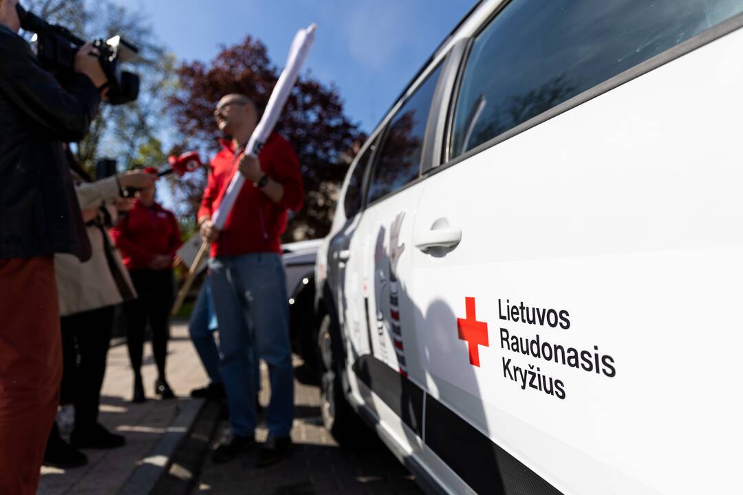 Ministrė išlydėjo Raudonojo Kryžiaus savanorių ekipažą