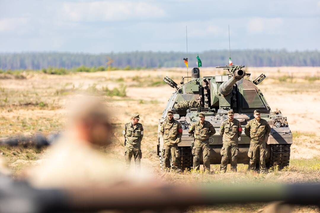 Lietuvos ir Vokietijos prezidentai lankėsi kariniame poligone Pabradėje