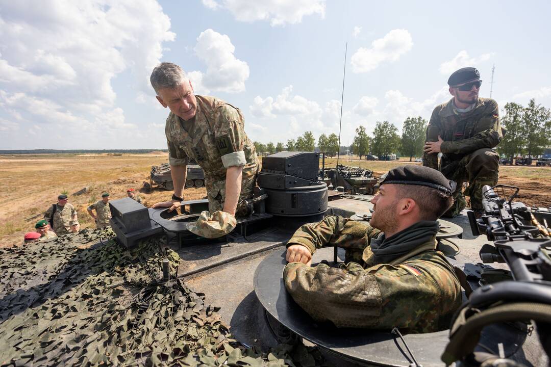 Prasideda karinės pratybos „Grifonų audra“