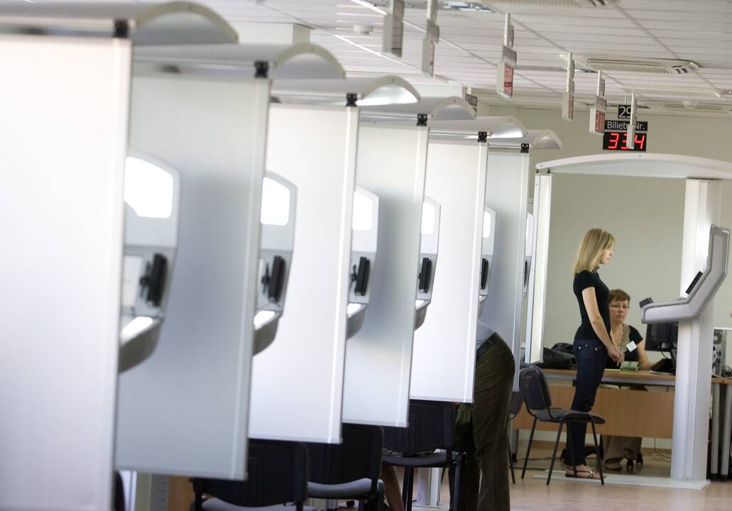 Migracijos departamentas atnaujina gyventojų priėmimą gyva eile