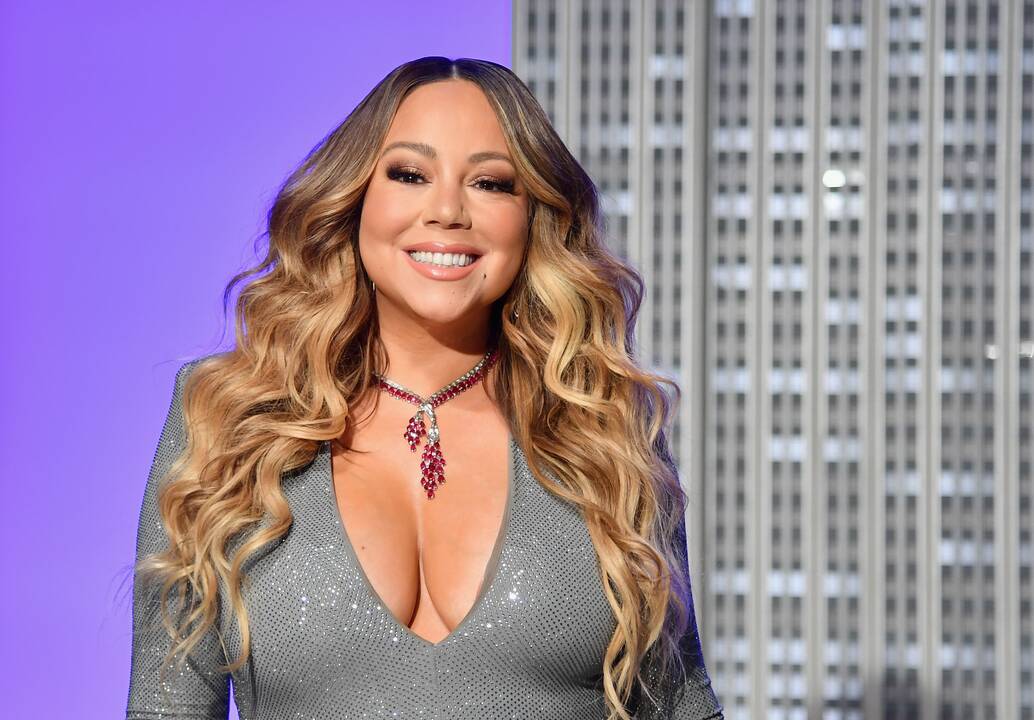 1993 m. dainininkė Mariah Carey ištekėjo už Tommy Mottolos, kompanijos „Sony Music“ vadovo.