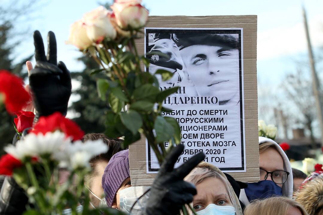 Apie 5 tūkstančiai žmonių susirinko į 31-erių metų Ramano Bandarenkos laidotuves Minske.