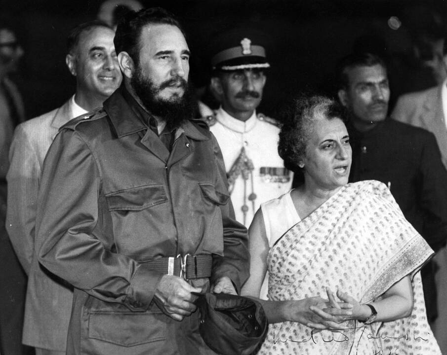 1984 m. trys apsaugoje dirbę sikhų ekstremistai nužudė Indijos premjerę Indirą Gandhi