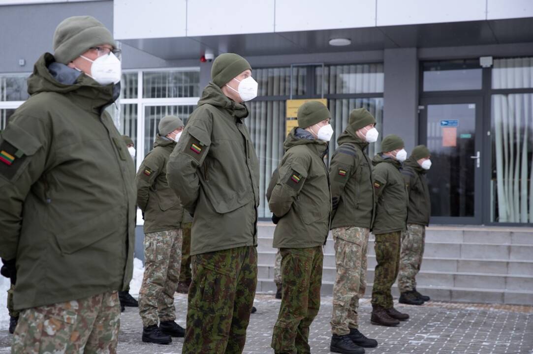 Kariai padeda NVSC specialistams oro ir jūrų uostuose tikrinti keleivius