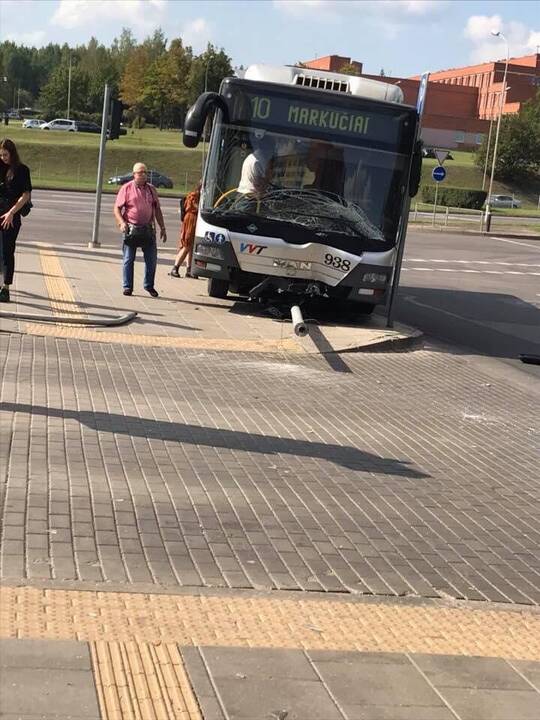 Vilniuje miesto autobusas rėžėsi į stulpą, sužalota keleivė