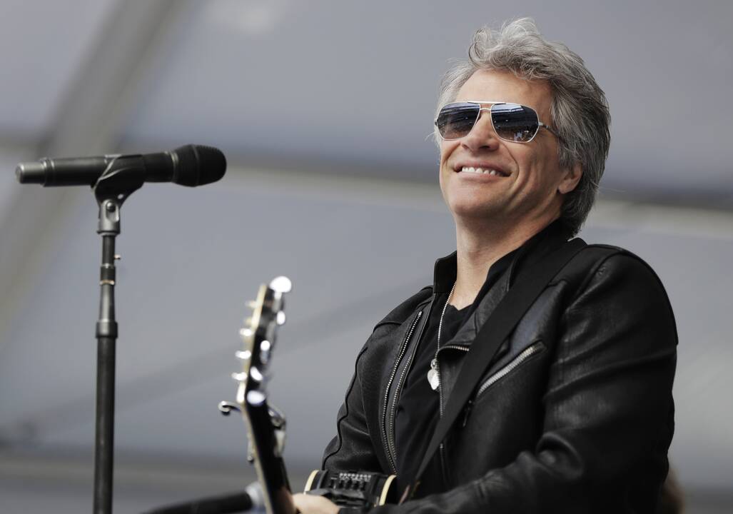 1962 m. gimė grupės „Bon Jovi“ lyderis Jonas Bon Jovis