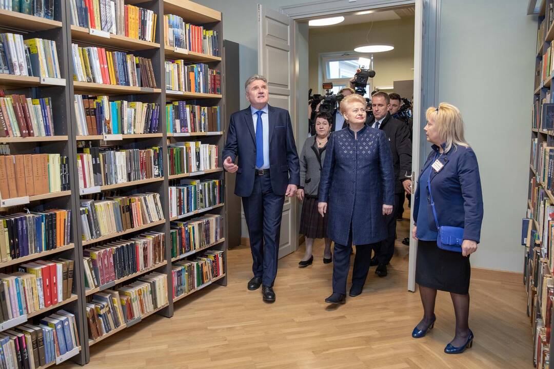Į bibliotekos įkurtuves užsuko prezidentė