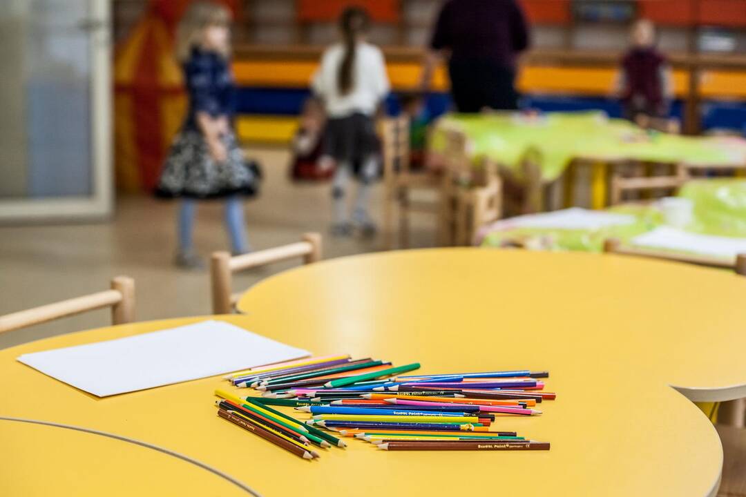 Palangos darželio sargas čiupo vaikui už gerklės