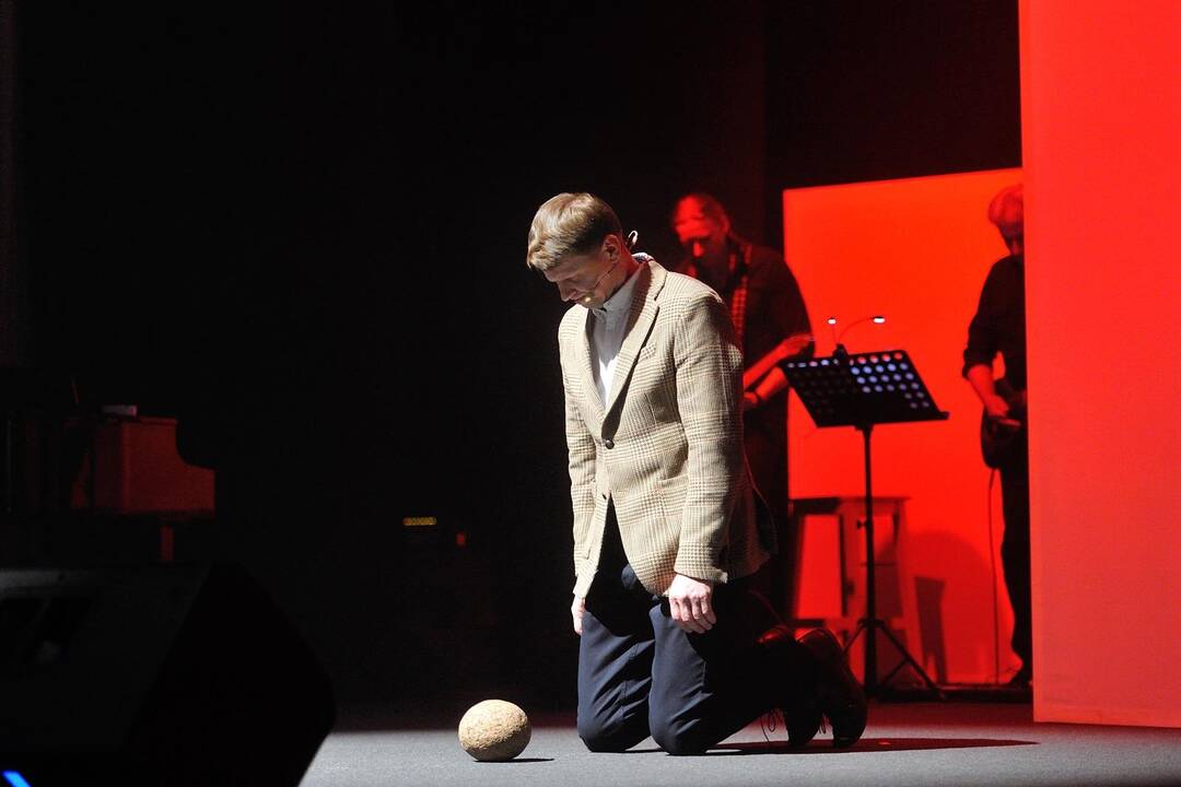 Scenoje: albumo pristatymo vakare R.Kazlas pasirodė ne viename amplua ir nuoširdžiai bendravo su publika.